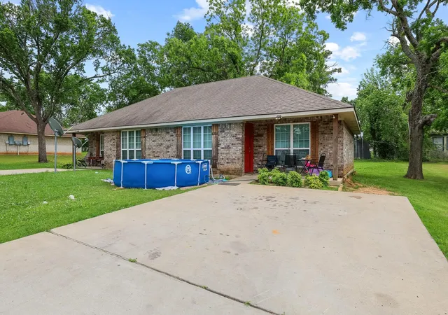 Photo 3 of Townhouse for sale at 704 Seven Oaks Rd, Bonham, TX 75418 | MLS# 21263803 | Listing updated on 2026-07-24