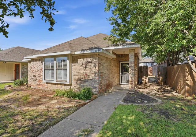 Homes for sale in Carrollton, TX | 2044 Whippoorwill Ln, Carrollton, TX 75006 | MLS# 21263805