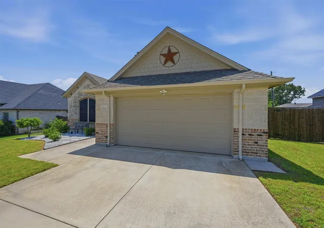 Homes for sale in Collinsville, TX | 714 Mary Lee Ln, Collinsville, TX 76233 | MLS# 21260254