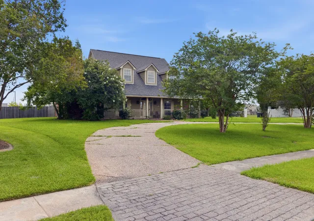 3rd image of 30 Fairmont Cir, Bossier City, LA 71111 | MLS# 21264025