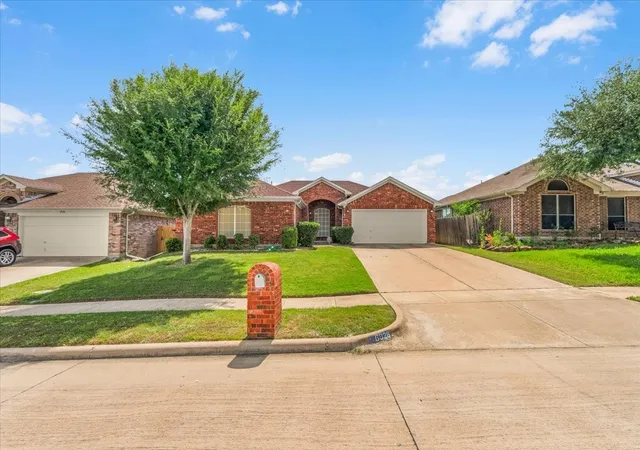 Photo 1 of Sale Pending at 6926 Meadow Bend Dr, Arlington, TX 76002 | MLS# 21259740 | Listing updated on 2026-05-16