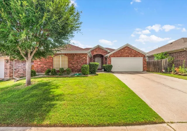 Photo 2 of Sale Pending at 6926 Meadow Bend Dr, Arlington, TX 76002 | MLS# 21259740 | Listing updated on 2026-05-16