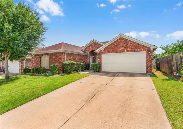 Photo 3 of Sale Pending at 6926 Meadow Bend Dr, Arlington, TX 76002 | MLS# 21259740 | Listing updated on 2026-05-16