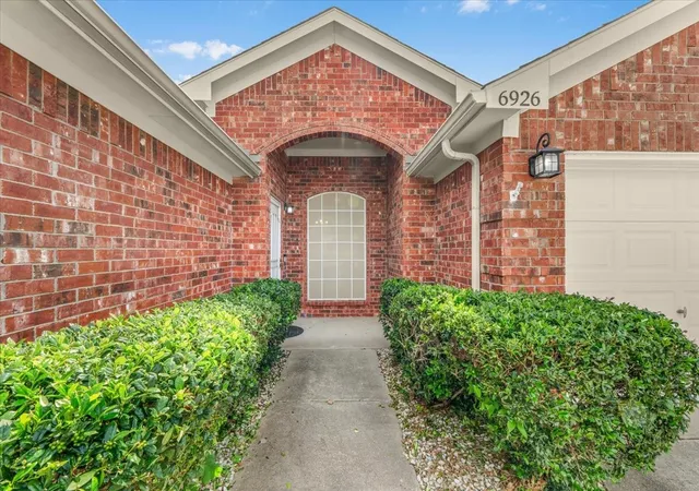 Photo 3 of Sale Pending at 6926 Meadow Bend Dr, Arlington, TX 76002 | MLS# 21259740 | Listing updated on 2026-05-16