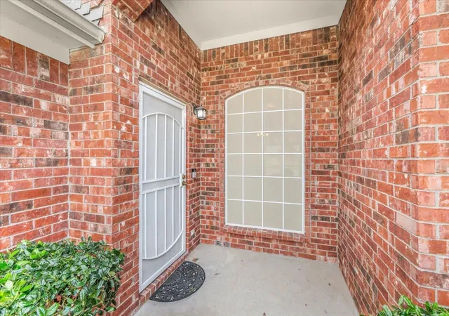 Photo 4 of Sale Pending at 6926 Meadow Bend Dr, Arlington, TX 76002 | MLS# 21259740 | Listing updated on 2026-05-16