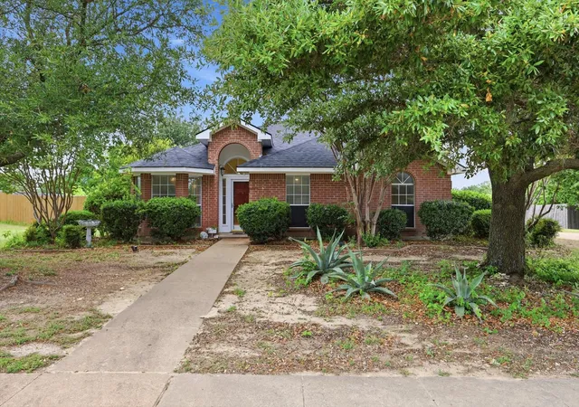 Photo 2 of Sale Pending at 921 High Point Dr, Midlothian, TX 76065 | MLS# 21264128 | Listing updated on 2026-08-24