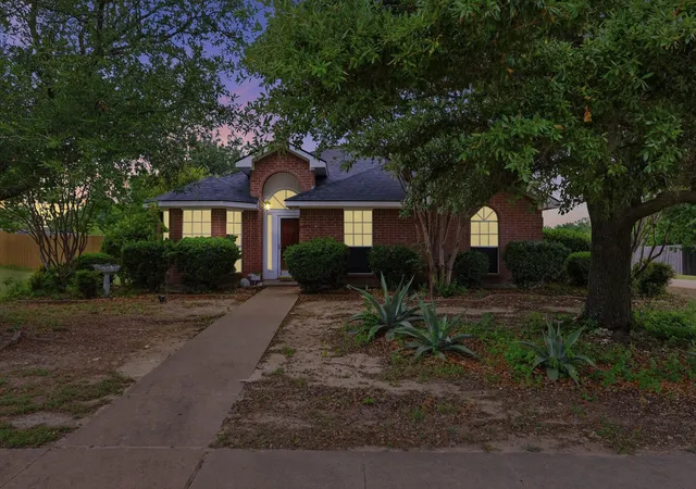 Homes for sale in Midlothian, TX | 921 High Point Dr, Midlothian, TX 76065 | MLS# 21264128
