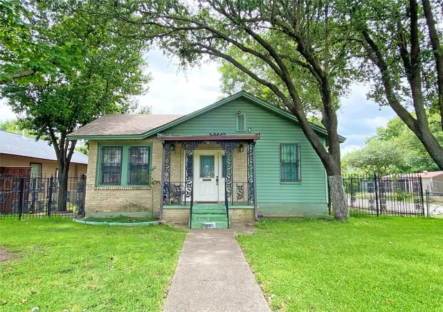 Photo 2 of Single family home for sale at 1001 Grandview Ave, Dallas, TX 75223 | MLS# 21262259 | Listing updated on 2026-08-26