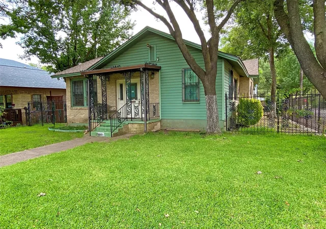 Photo 3 of Single family home for sale at 1001 Grandview Ave, Dallas, TX 75223 | MLS# 21262259 | Listing updated on 2026-08-26