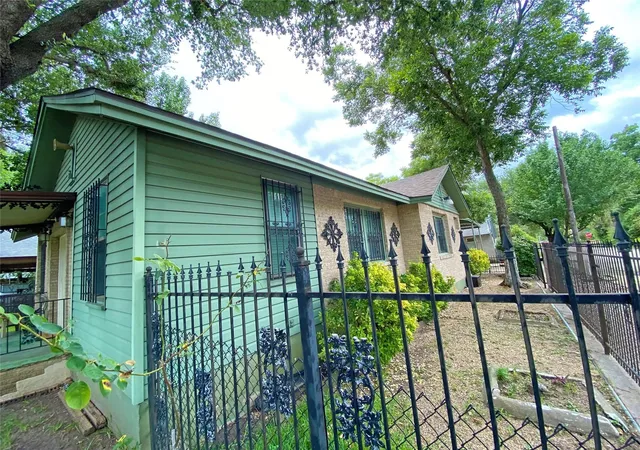 Photo 3 of Single family home for sale at 1001 Grandview Ave, Dallas, TX 75223 | MLS# 21262259 | Listing updated on 2026-08-26
