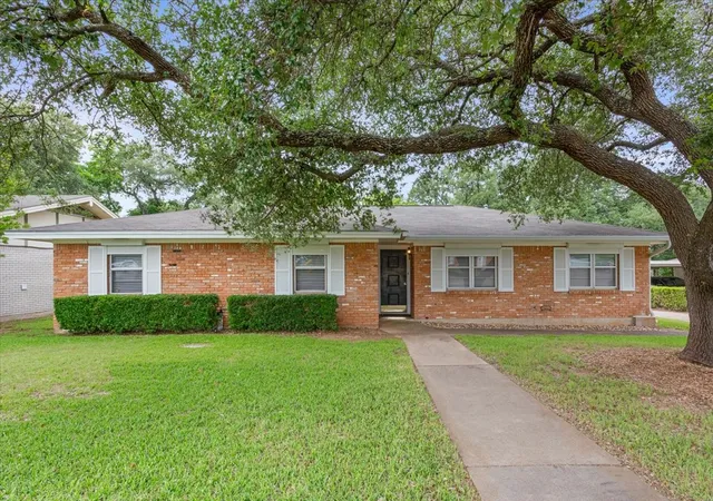 Homes for sale in Woodway, TX | 708 Wedgewood Dr, Woodway, TX 76712 | MLS# 21263062