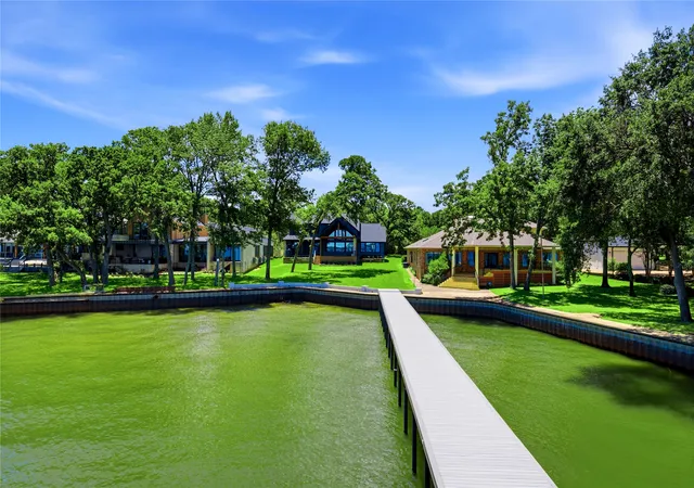 Photo 3 of Single family home for sale at 100 Brentwood Estates Dr, Trinidad, TX 75163 | MLS# 21263788 | Listing updated on 2026-08-04
