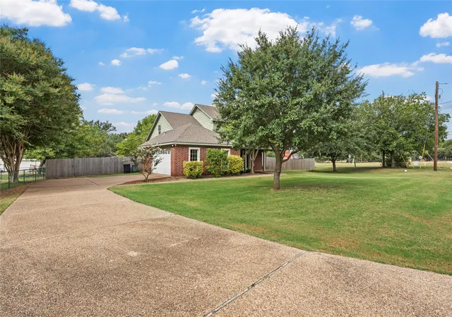 Photo 1 of Single family home for sale at 1694 Mclennan Crossing Rd, Woodway, TX 76712 | MLS# 21264397 | Listing updated on 2026-08-23