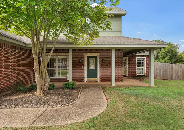 Photo 3 of Single family home for sale at 1694 Mclennan Crossing Rd, Woodway, TX 76712 | MLS# 21264397 | Listing updated on 2026-08-23