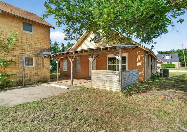Homes for sale in Jacksboro, TX | 320 N 2nd St, Jacksboro, TX 76458 | MLS# 21264231