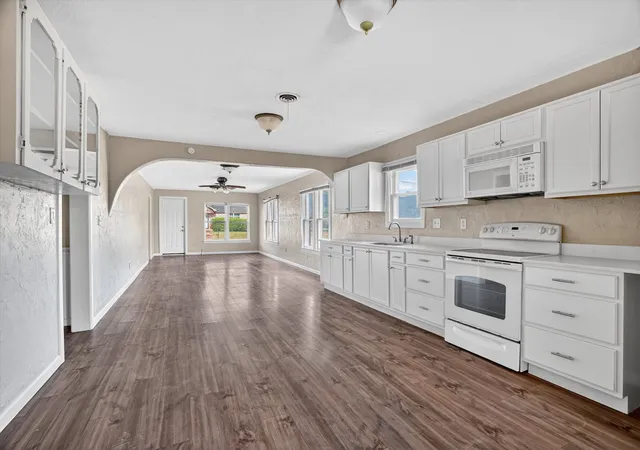 Homes for sale in Jacksboro, TX | 320 N 2Nd St, Jacksboro, TX 76458 | MLS# 21264231