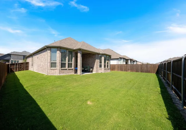 Photo 4 of Sale Pending at 1913 Recioto Dr, Rockwall, TX 75032 | MLS# 21264310 | Listing updated on 2026-08-31