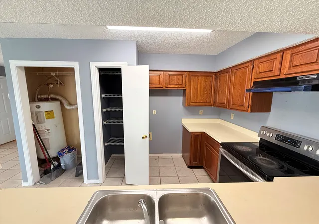 4th image of 3402 Country Clb Dr W, Irving, TX 75038