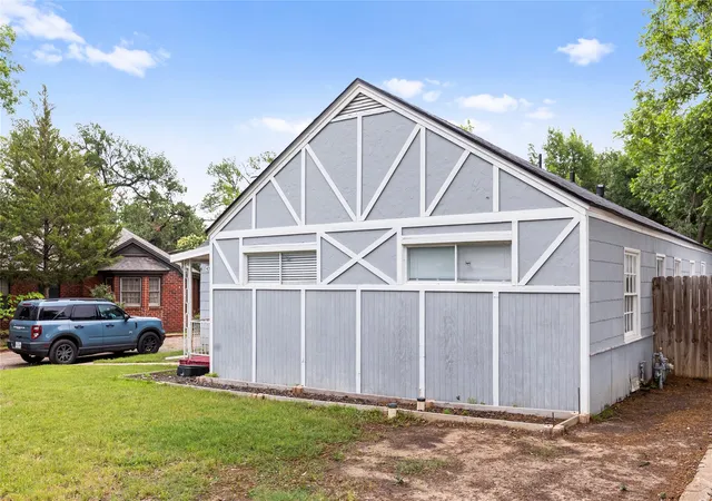 3rd image of 4316 Kenwood Ct, Fort Worth, TX 76103 | MLS# 21264619