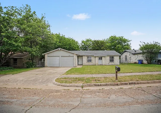 Photo 3 of Single family home for sale at 1434 Oakbrook St, Lancaster, TX 75134 | MLS# 21260009 | Listing updated on 2026-08-21