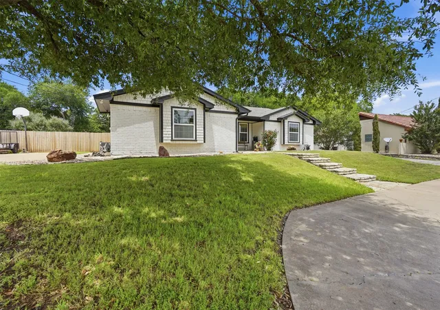Photo 2 of Single family home for sale at 6514 Circo Dr, Granbury, TX 76049 | MLS# 21264622 | Listing updated on 2026-08-22
