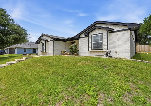 Photo 3 of Single family home for sale at 6514 Circo Dr, Granbury, TX 76049 | MLS# 21264622 | Listing updated on 2026-08-22
