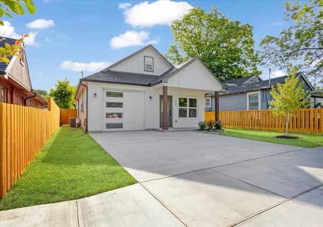 Photo 2 of Single family home for sale at 413 N Colbert Ave, Sherman, TX 75090 | MLS# 21263293 | Listing updated on 2026-10-07