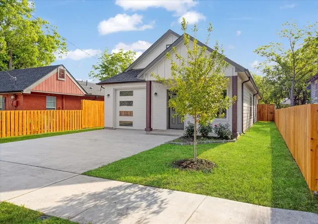 Photo 3 of Single family home for sale at 413 N Colbert Ave, Sherman, TX 75090 | MLS# 21263293 | Listing updated on 2026-10-07