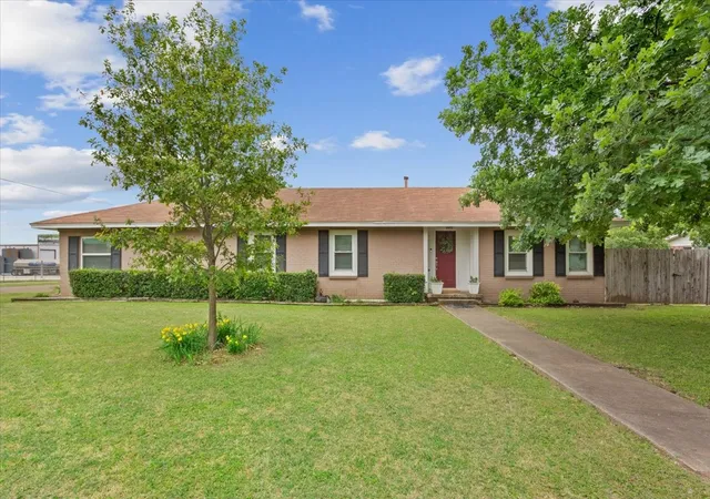 Photo 2 of Sale Pending at 200 Karma Dr, Woodway, TX 76712 | MLS# 21264545 | Listing updated on 2026-08-25