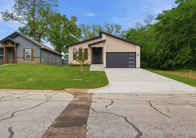 Photo 2 of Sale Pending at 521 W Walker St, Denison, TX 75020 | MLS# 21246721 | Listing updated on 2026-07-15