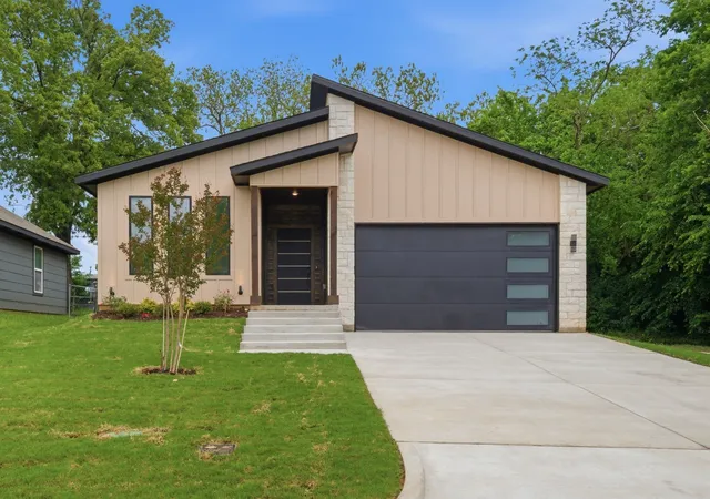 Photo 3 of Sale Pending at 521 W Walker St, Denison, TX 75020 | MLS# 21246721 | Listing updated on 2026-07-15