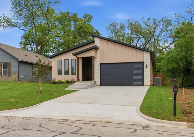 Photo 3 of Sale Pending at 521 W Walker St, Denison, TX 75020 | MLS# 21246721 | Listing updated on 2026-07-15