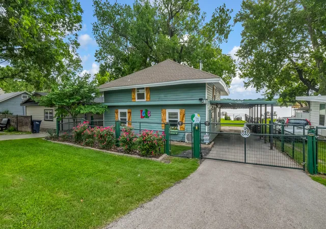 Photo 1 of Single family home for sale at 2005 E Lake Dr, Weatherford, TX 76087 | MLS# 21264728 | Listing updated on 2026-08-22