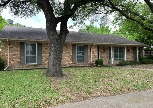 Photo 1 of Sale Pending at 1409 Hillcrest St, Ennis, TX 75119 | MLS# 21264909 | Listing updated on 2026-07-20