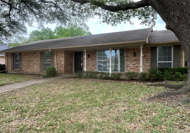 Photo 2 of Sale Pending at 1409 Hillcrest St, Ennis, TX 75119 | MLS# 21264909 | Listing updated on 2026-07-20