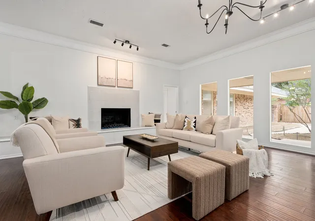 Photo 2 of Sale Pending at 320 S Irving Heights Dr, Irving, TX 75060 | MLS# 21264369 | Listing updated on 2026-08-04