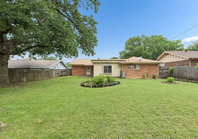 Homes for sale in Euless, TX | 1607 Windlea Dr, Euless, TX 76040 | MLS# 21264625