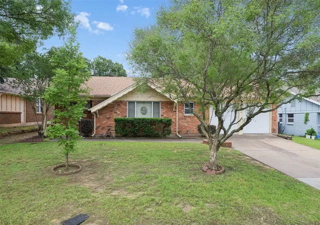Homes for sale in Euless, TX | 1607 Windlea Dr, Euless, TX 76040 | MLS# 21264625