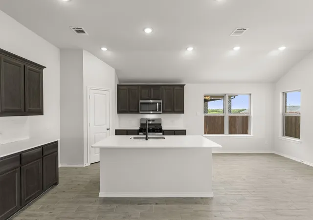Photo 3 of Single family home for sale at 214 Bandit Trl, Terrell, TX 75160 | MLS# 21265285 | Listing updated on 2026-10-01