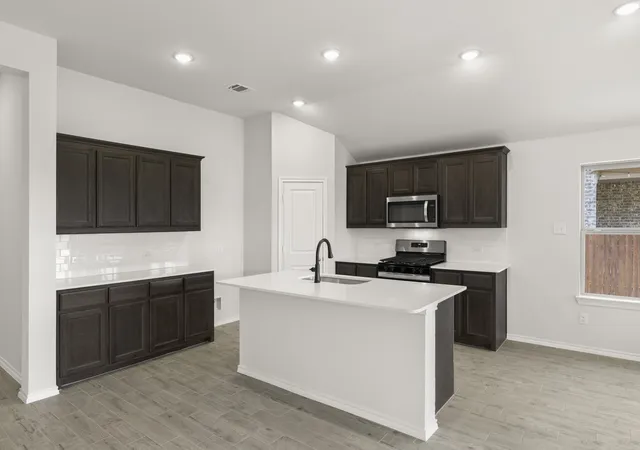 Photo 4 of Single family home for sale at 214 Bandit Trl, Terrell, TX 75160 | MLS# 21265285 | Listing updated on 2026-10-01