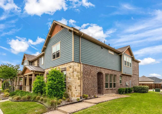 Photo 2 of Townhouse for sale at 4611 Smokey Quartz Ln, Arlington, TX 76005 | MLS# 21265231 | Listing updated on 2026-10-02