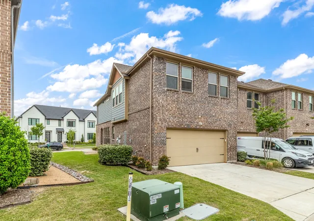 Photo 3 of Townhouse for sale at 4611 Smokey Quartz Ln, Arlington, TX 76005 | MLS# 21265231 | Listing updated on 2026-10-02