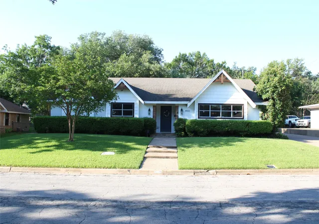 Homes for sale in Waco, TX | 4900 Lake Hurst Dr, Waco, TX 76710 | MLS# 21265338