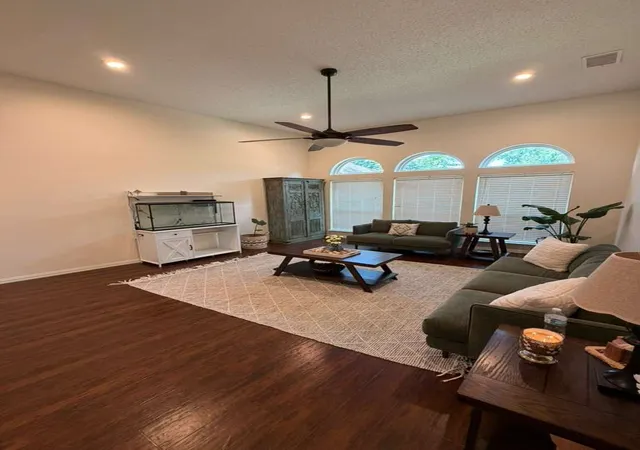 Photo 4 of Single family home for sale at 906 Busby, Cedar Hill, TX 75104 | MLS# 21265360 | Listing updated on 2026-07-24