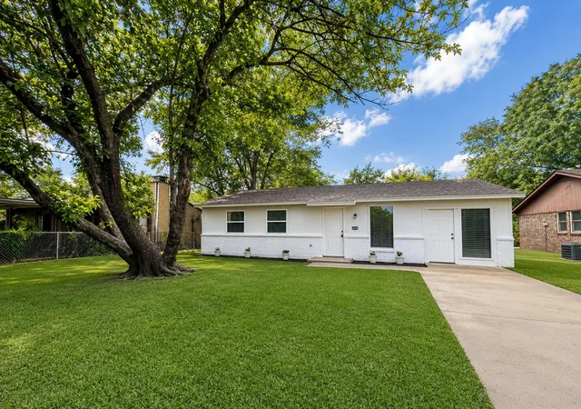Photo 1 of Single family home for sale at 303 Mansfield Rd, Cleburne, TX 76031 | MLS# 21265196 | Listing updated on 2026-08-31