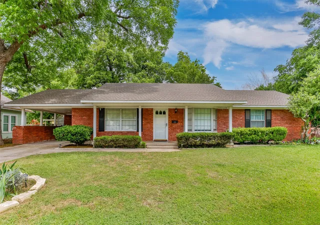 Homes for sale in Gainesville, TX | 215 E Tennie St, Gainesville, TX 76240 | MLS# 21265410
