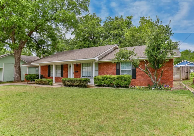 Homes for sale in Gainesville, TX | 215 E Tennie St, Gainesville, TX 76240 | MLS# 21265410