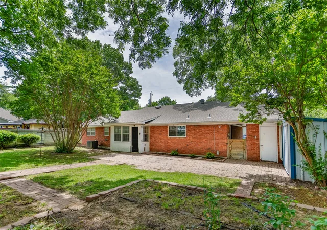 Homes for sale in Gainesville, TX | 215 E Tennie St, Gainesville, TX 76240 | MLS# 21265410