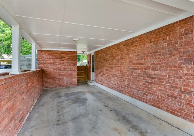 Photo 3 of Single family home for sale at 215 E Tennie St, Gainesville, TX 76240 | MLS# 21265410 | Listing updated on 2026-09-16