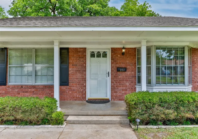 Photo 4 of Single family home for sale at 215 E Tennie St, Gainesville, TX 76240 | MLS# 21265410 | Listing updated on 2026-09-16